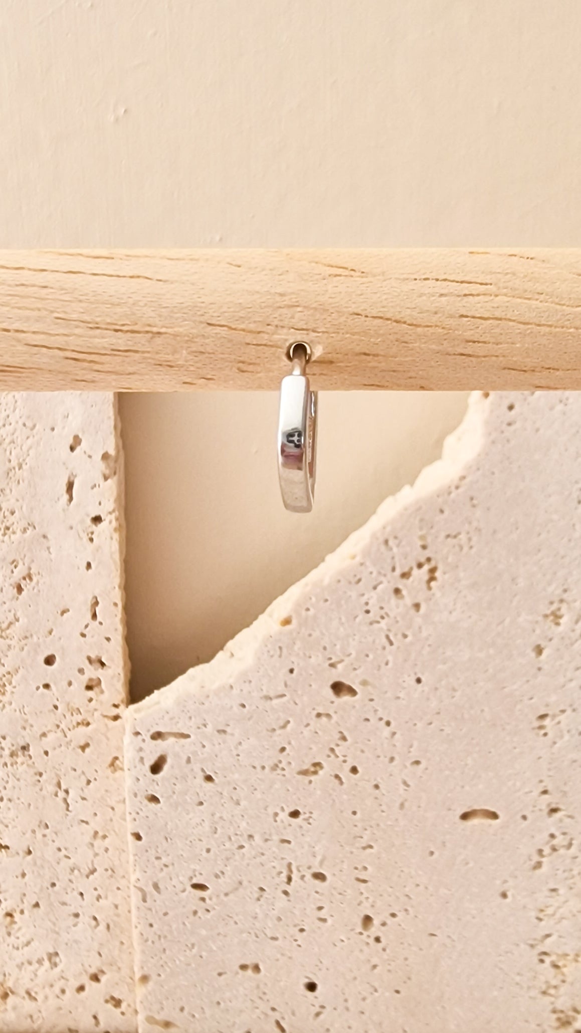 Not round oorbel ZILVER