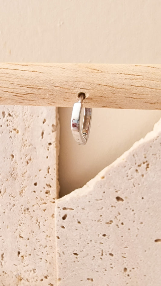 Not round oorbel ZILVER