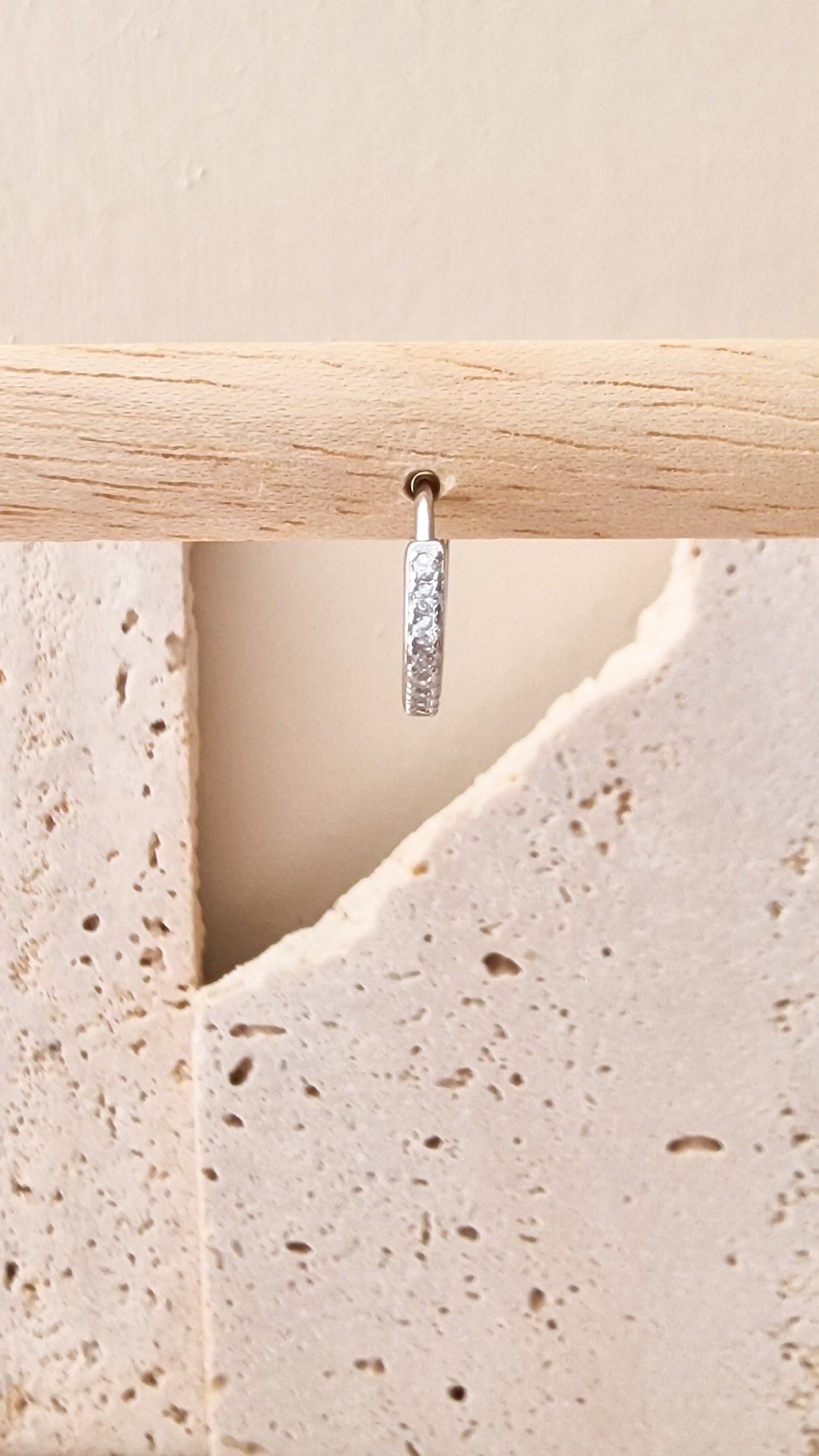 Not round shiny oorbel ZILVER