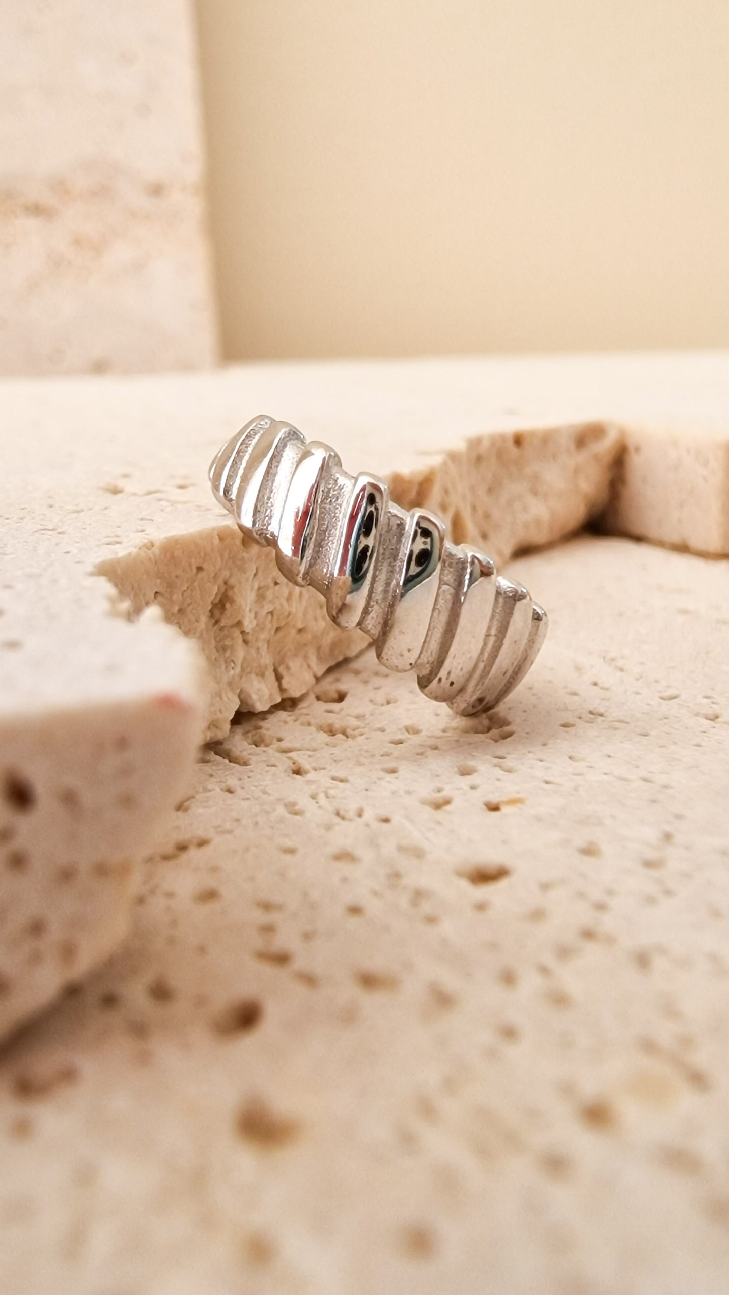 Striped earcuff Zilver