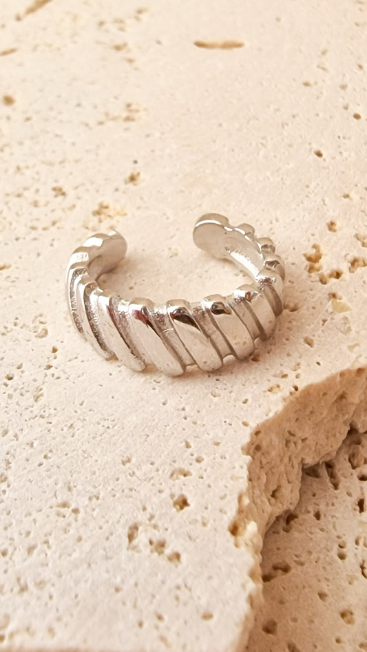 Striped earcuff Zilver