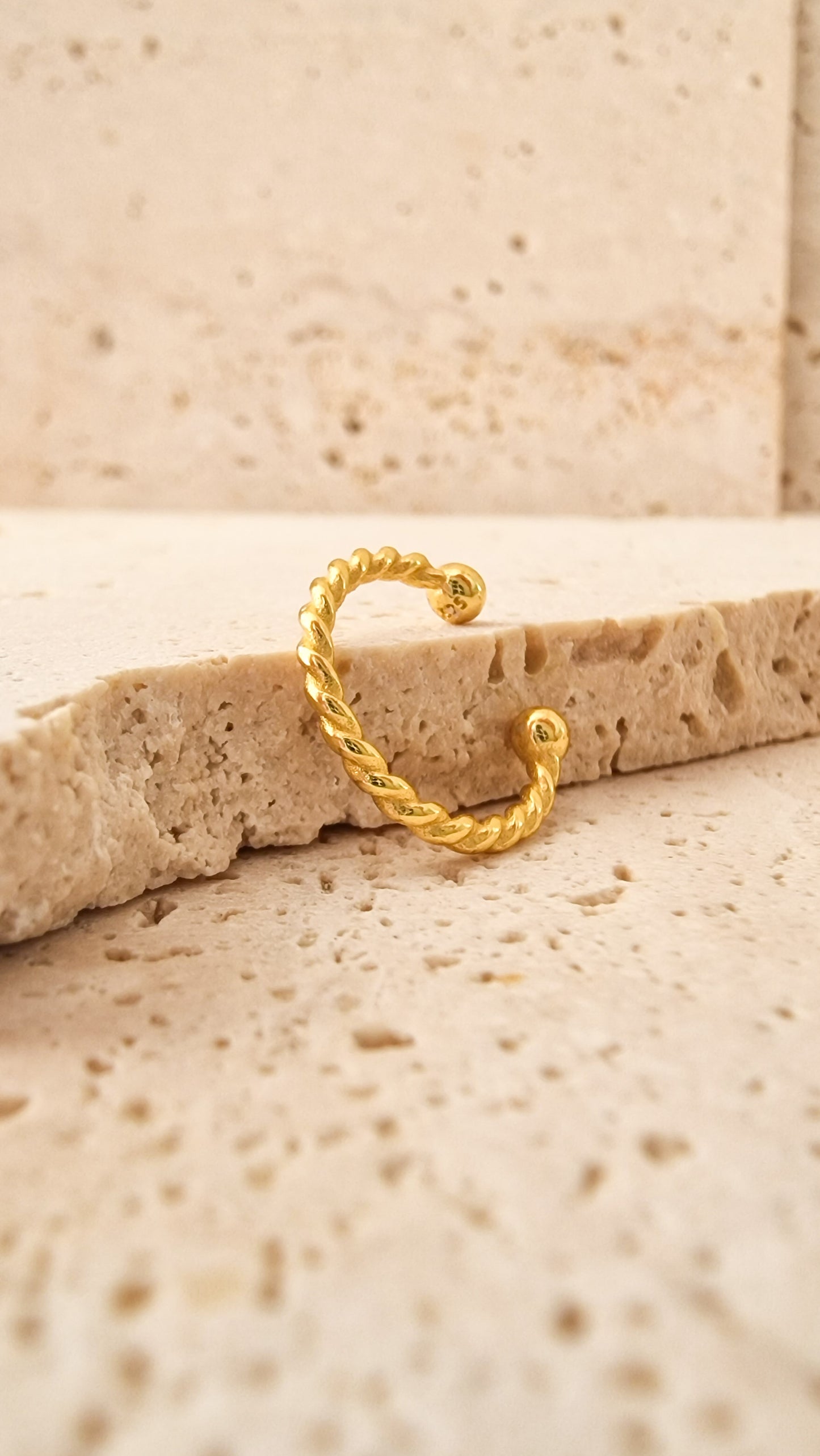 Twisted earcuff