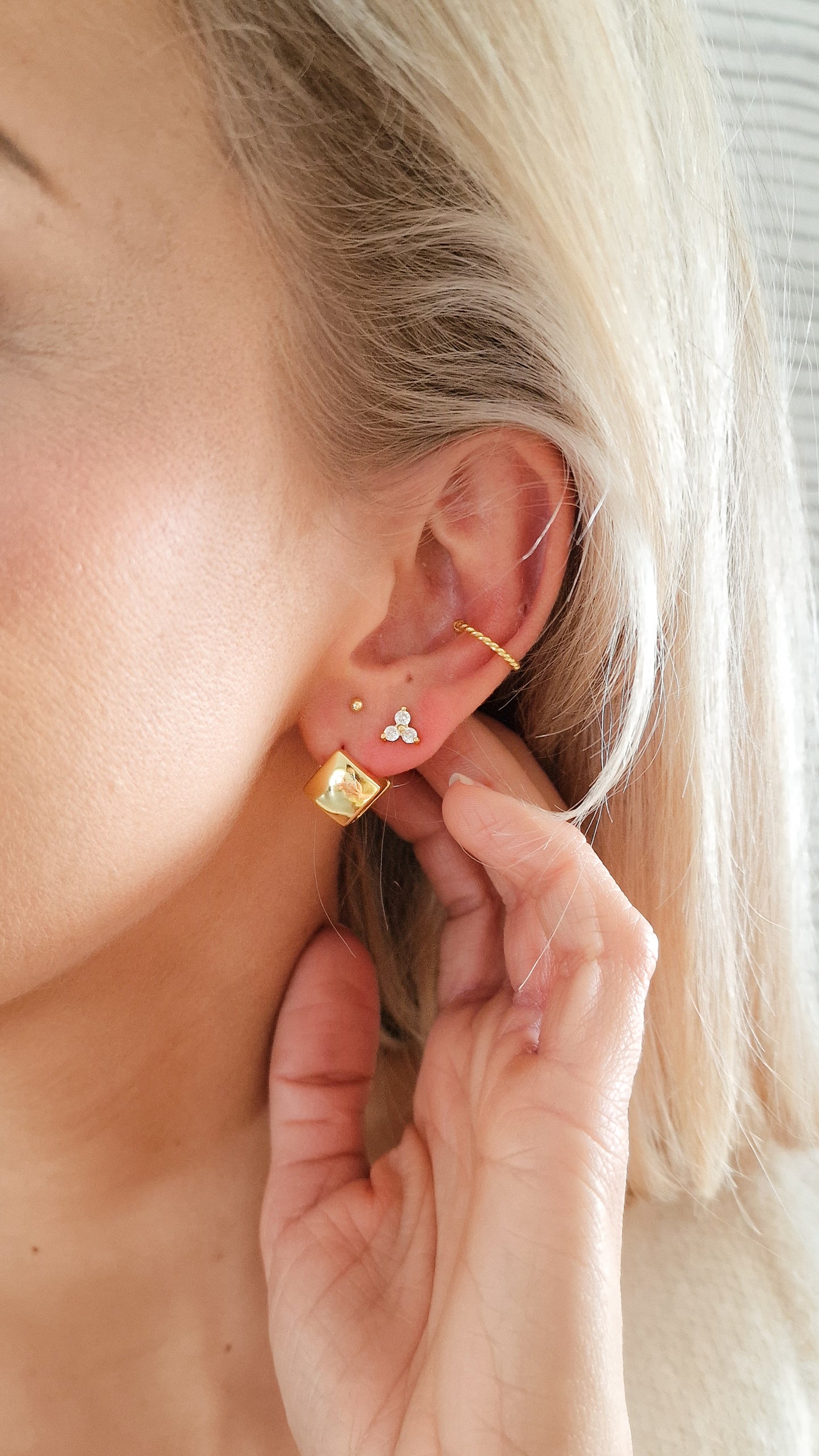 Twisted earcuff