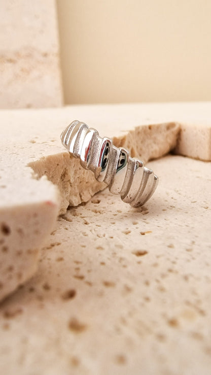 Striped earcuff Zilver