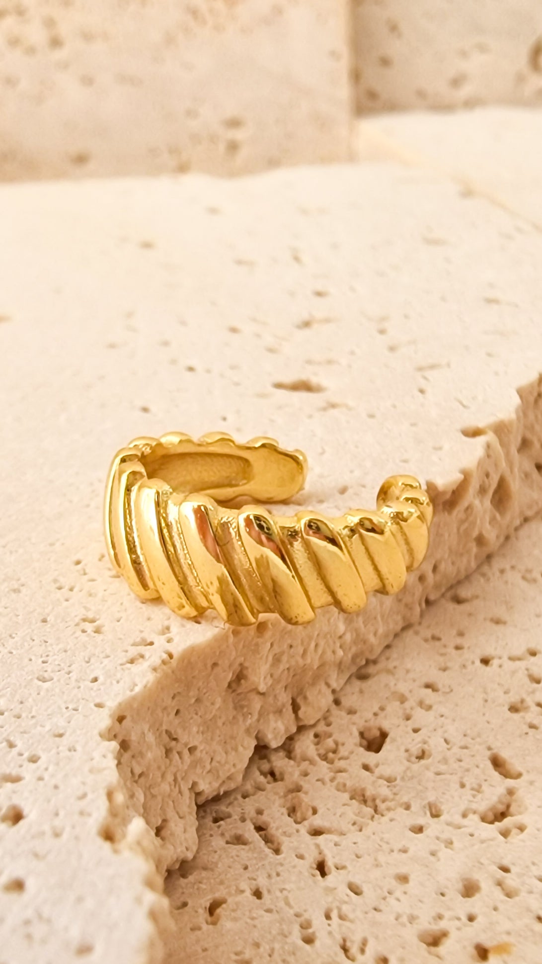 Striped earcuff