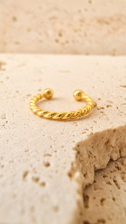 Twisted earcuff