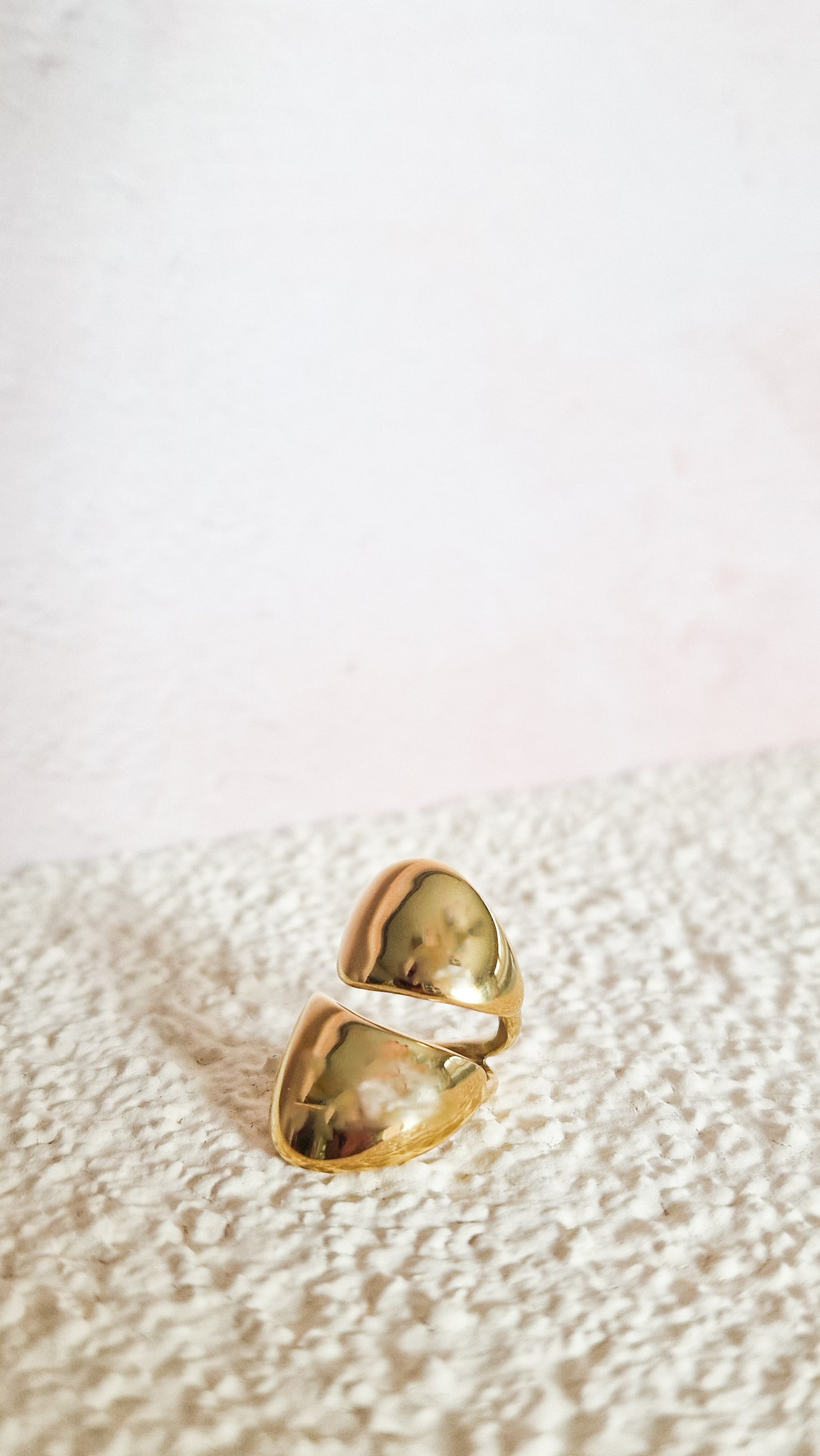 Hug me thight ear cuff