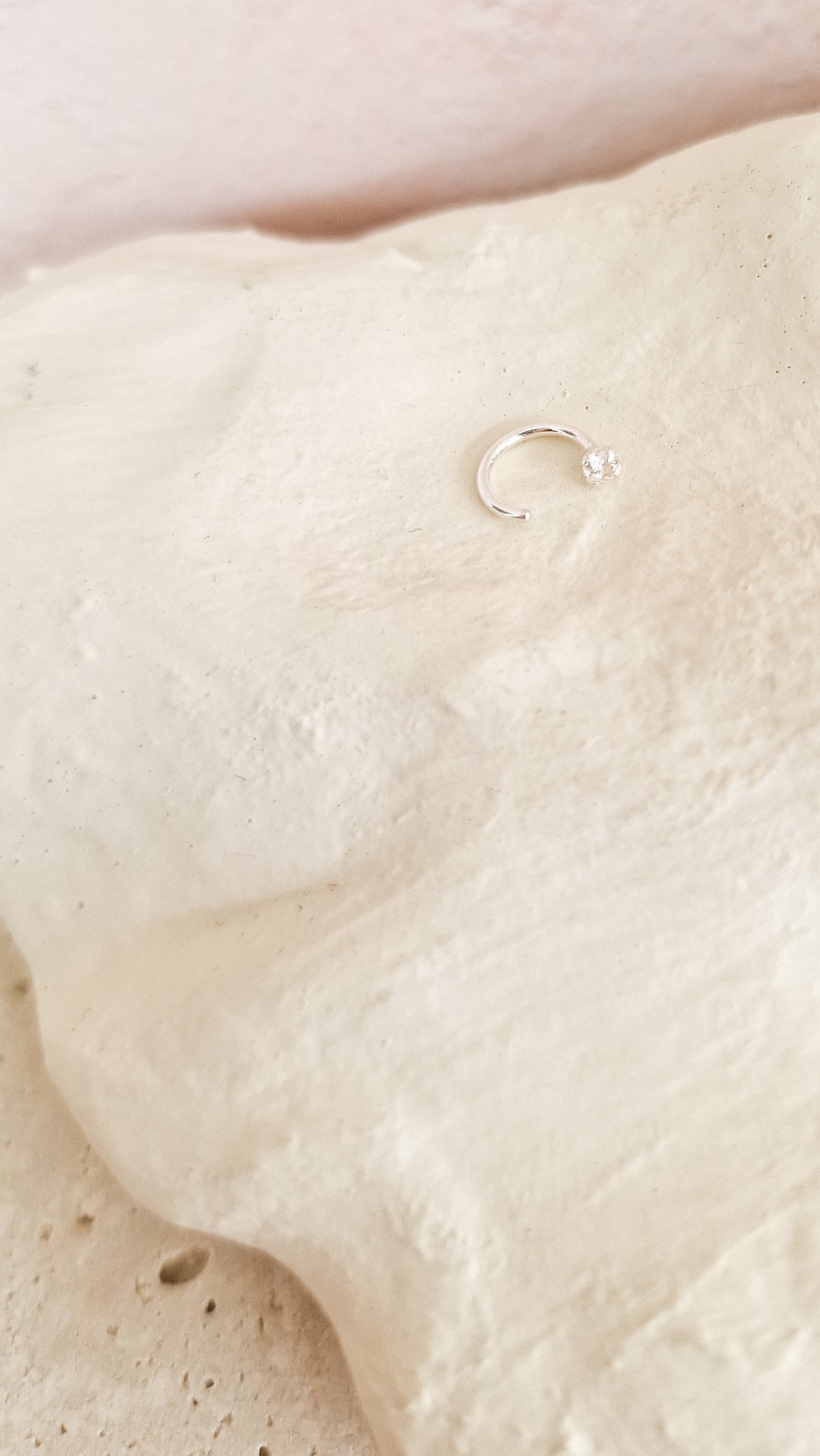 Shiny hug 5mm piercing zilver