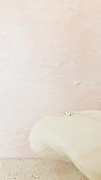 Shiny hug 5mm piercing zilver