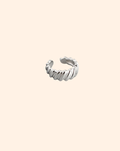 Striped earcuff Zilver